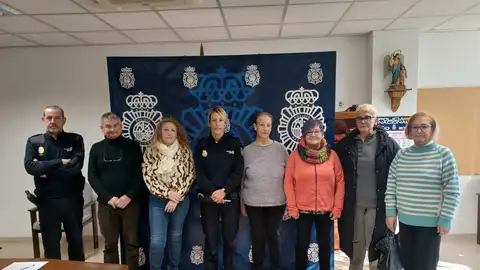 Representantes de la Federación de Barrios y de la Policía Nacional. Representantes de la Federación de Barrios y de la Policía Nacional.