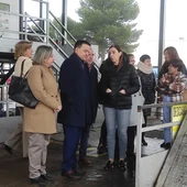En el centro de la imagen, el consejero de Agricultura, Francisco Martínez-Arroyo, acompañado por el presidente y la gerente de COLIVAL En el centro de la imagen, el consejero de Agricultura, Francisco Martínez-Arroyo, acompañado por el presidente y la gerente de COLIVAL