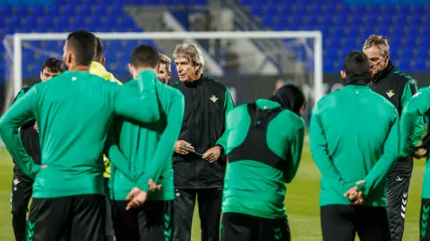 Manuel Pellegrini conversa con sus futbolistas sobre el césped. Manuel Pellegrini conversa con sus futbolistas sobre el césped.