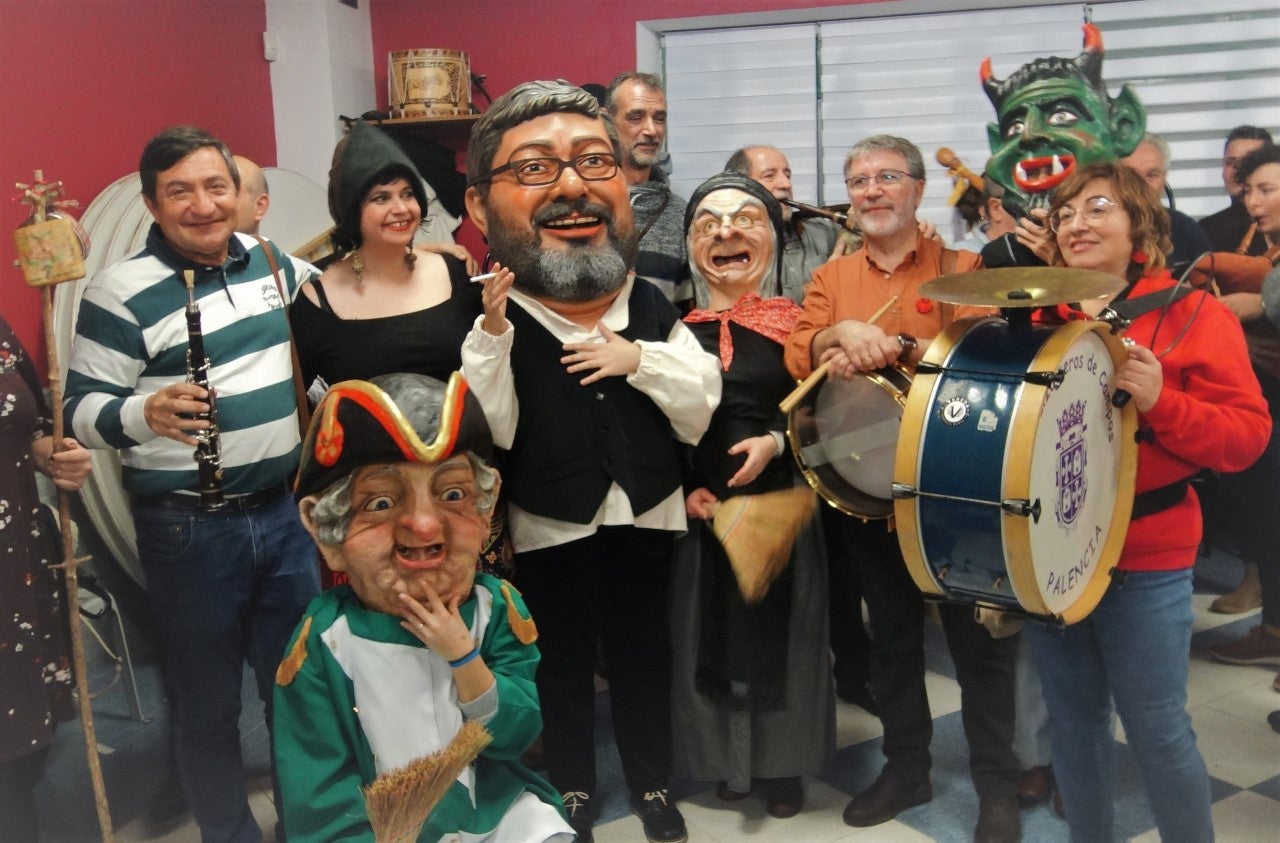 Los Dulzaineros de Campos homenajean a José María Silva con un cabezudo de su imagen Los Dulzaineros de Campos homenajean a José María Silva con un cabezudo de su imagen