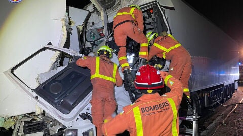 Un transportista fallece al quedar atrapado tras una colisión