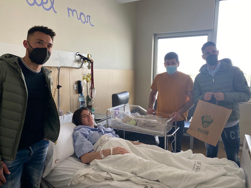 El Elche CF visita la planta de pediatría del Hospital Universitario del Vinalopó El Elche CF visita la planta de pediatría del Hospital Universitario del Vinalopó