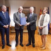 El presidente de la Cámara, Alfonso Peña, ha entregado el informe al responsable de las Cortes, Javier Sada