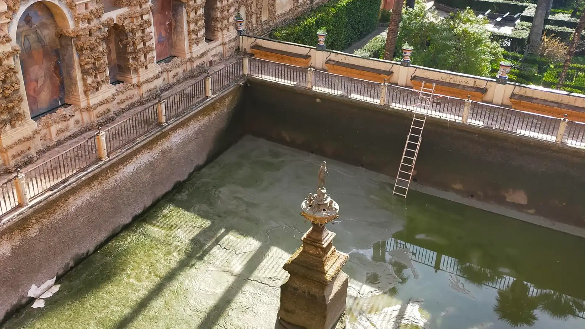 El estanque de Mercurio del Real Alcázar recupera su  sistema hidráulico original