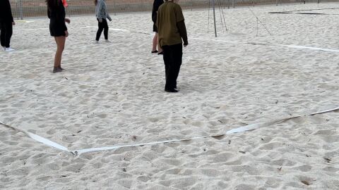 J&oacute;venes en una de las pistas de v&oacute;ley-playa de Crevillent. 
