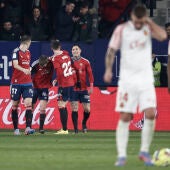  El centrocampista del CA Osasuna, Aimar Oroz celebra con sus compañeros el gol de su equipo ante el Mallorca