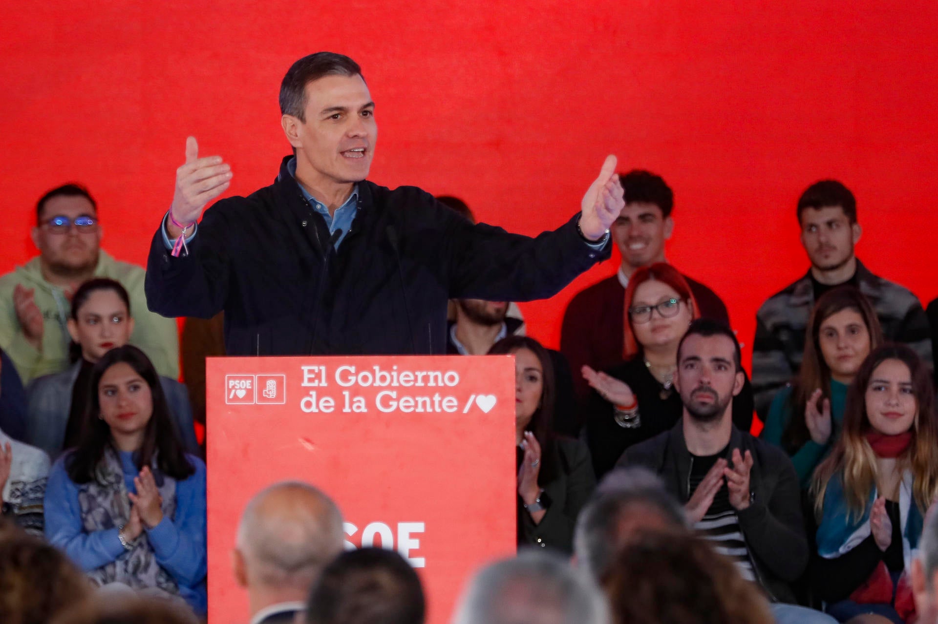 Pedro Sánchez reivindica su agenda social y económica: "Lo demás es ruido y marear la perdiz" Pedro Sánchez reivindica su agenda social y económica: "Lo demás es ruido y marear la perdiz"