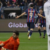  Lewandowski celebra con Gavi su gol durante la final de la Supercopa de España 2023 