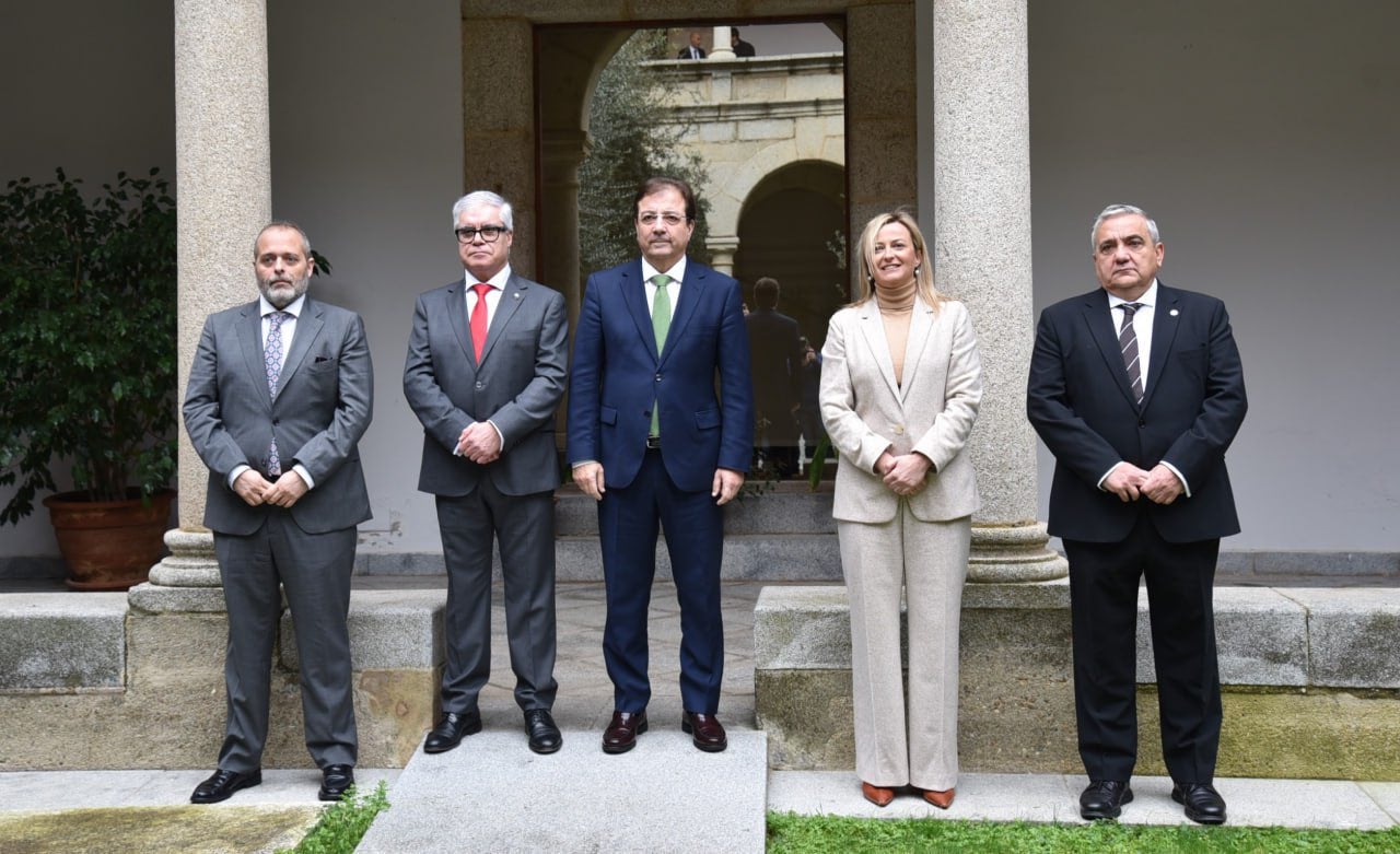 Pedro Fernández Salguero tomaba posesión como Rector de la Universidad de Extremadura Pedro Fernández Salguero tomaba posesión como Rector de la Universidad de Extremadura