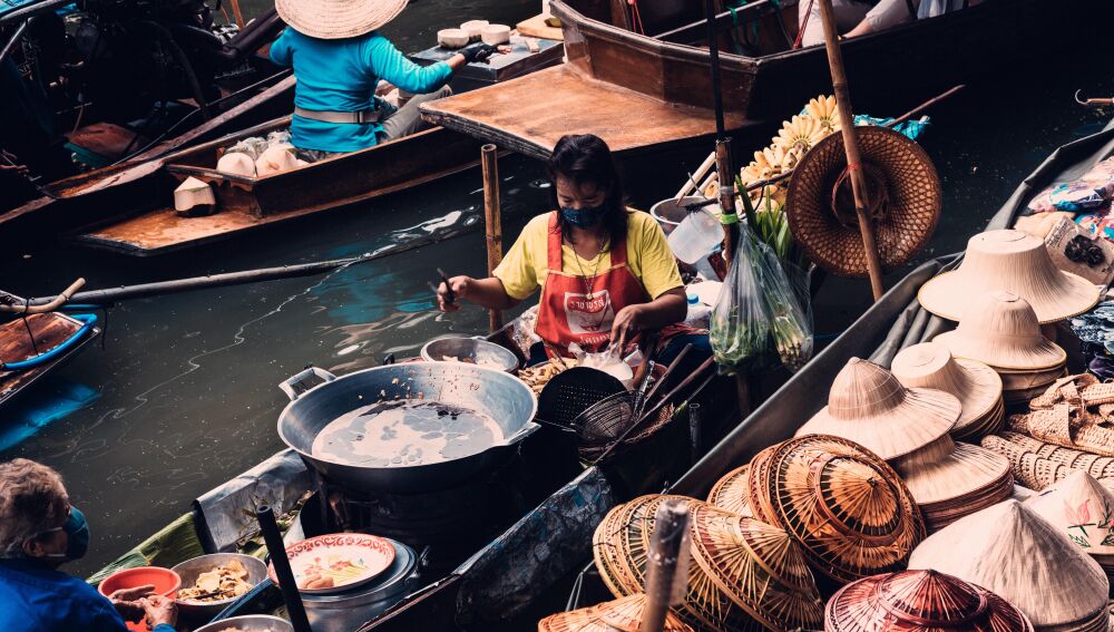 Cocinando en el río en Tailandia