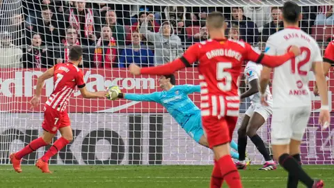 Bono no puede detener el disparo de Stuani en el Girona-Sevilla. Bono no puede detener el disparo de Stuani en el Girona-Sevilla.