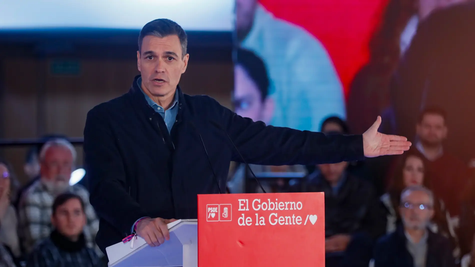 El secretario general del PSOE y presidente del Gobierno, Pedro Sánchez, durante un acto de precampaña en apoyo al actual alcalde de Sevilla