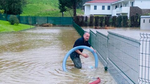 Los bomberos en una de las intervenciones por el temporal de lluvia y viento en Gijón