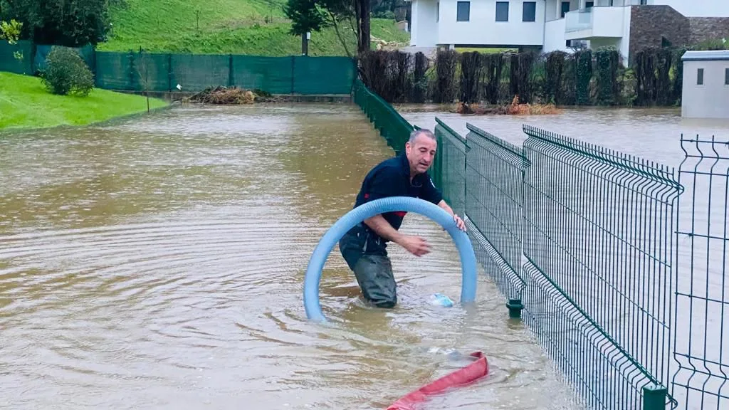 Los bomberos en una de las intervenciones por el temporal de lluvia y viento en Gijón Los bomberos en una de las intervenciones por el temporal de lluvia y viento en Gijón