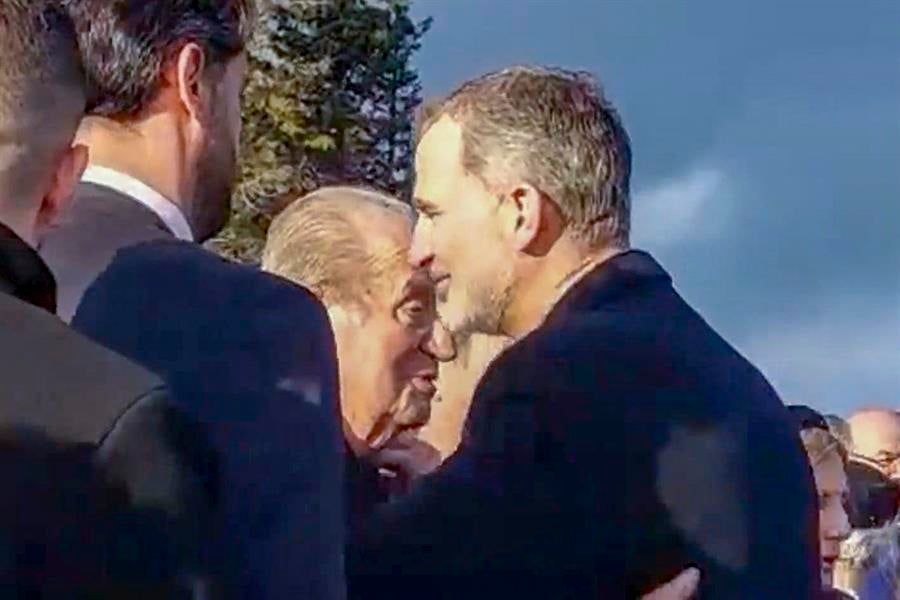 El cariñoso momento entre Felipe VI y su padre Juan Carlos I en el funeral de Constantino II El cariñoso momento entre Felipe VI y su padre Juan Carlos I en el funeral de Constantino II