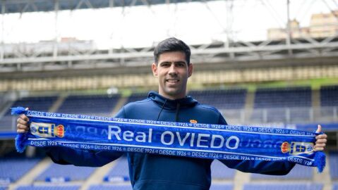 Juanfran posa en el Carlos Tartiere