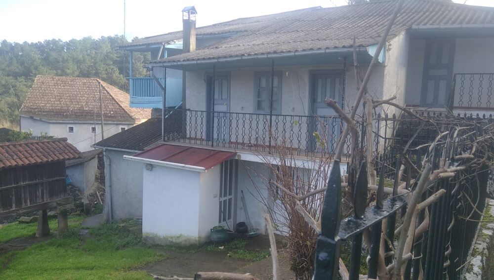 Denuncian o empadronamento masivo en Castrelo en casas totalmente pechedas e inhabitables