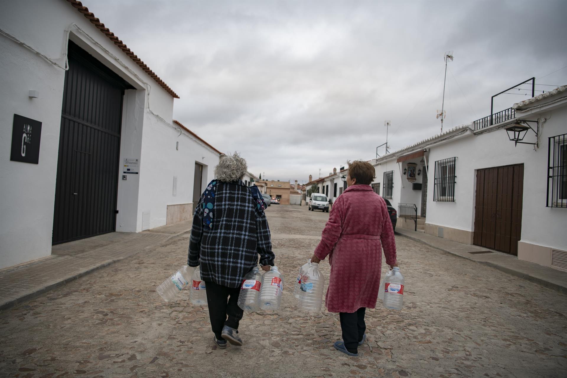 Familias y negocios de Campo de Calatrava rozan el hartazgo por falta de agua potable y normalizan convivir con garrafas Familias y negocios de Campo de Calatrava rozan el hartazgo por falta de agua potable y normalizan convivir con garrafas