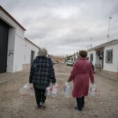Vecinas de Almagro inician su rutina para conseguir agua
