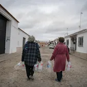 Vecinas de Almagro inician su rutina para conseguir agua Vecinas de Almagro inician su rutina para conseguir agua