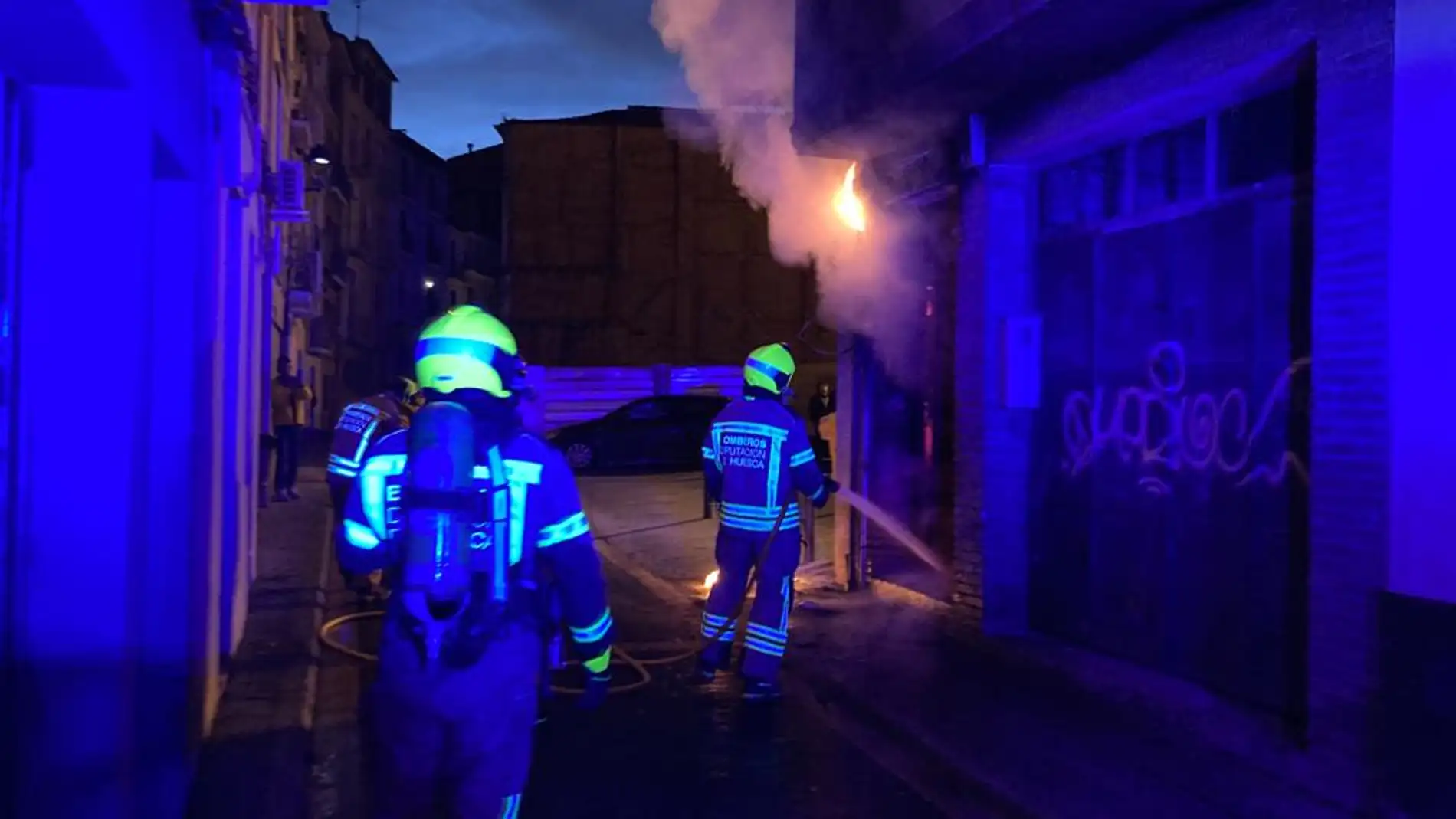 Los bomberos han extinguido el incendio en un edificio de Barbastro.