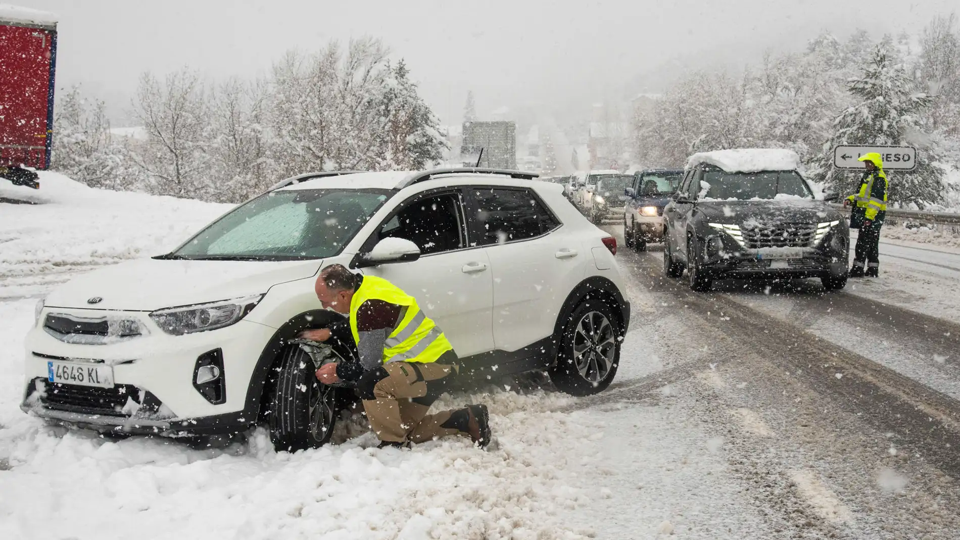 La alerta de la DGT: así debes conducir si nieva o hace mucho frío