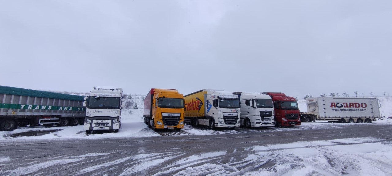 El empeoramiento del tiempo provoca que se vuelva a embolsar camiones en Aguilar de Campoo El empeoramiento del tiempo provoca que se vuelva a embolsar camiones en Aguilar de Campoo