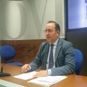 Mario Arias, concejal del PP en Oviedo, en una rueda de prensa