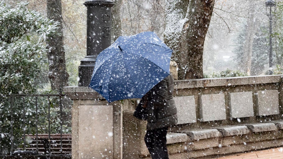 Vista de la primera nevada en la ciudad de Cuenca, este mi&eacute;rcoles durante el paso de la borrasca Fien
