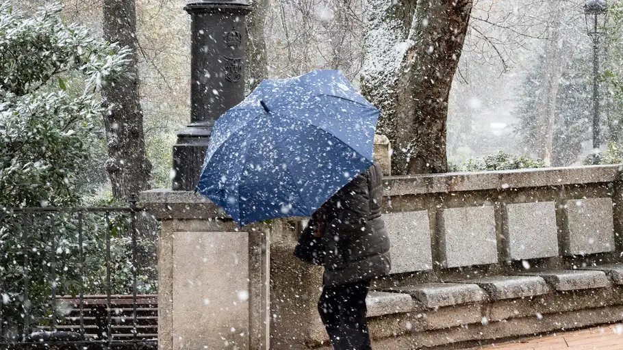 Vista de la primera nevada en la ciudad de Cuenca, este miércoles durante el paso de la borrasca Fien Vista de la primera nevada en la ciudad de Cuenca, este miércoles durante el paso de la borrasca Fien