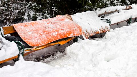 Sin techo durmiendo en la nieve