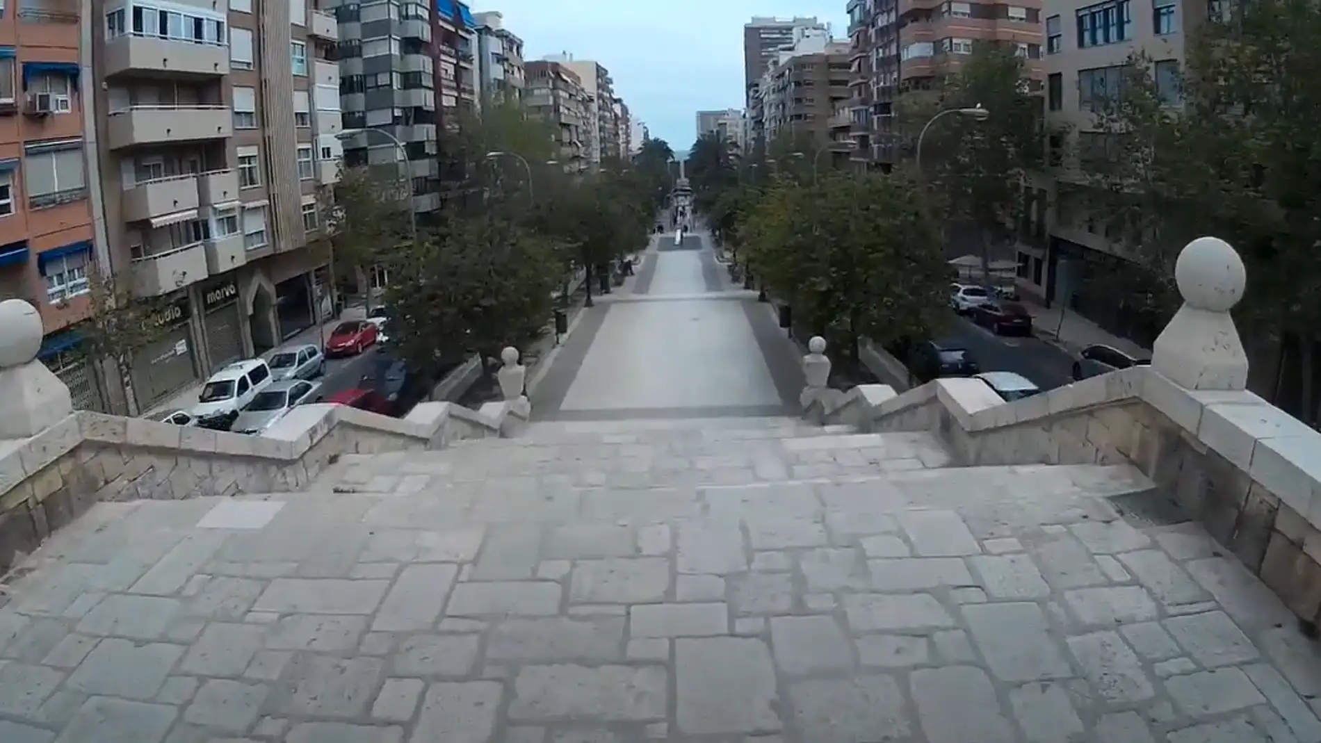 La Avenida General Marvá de Alicante cortada parcialmente al tráfico por el comienzo de las obras de saneamiento de Aguas de Alicante