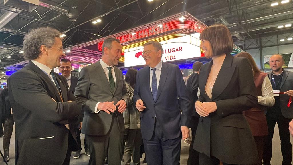El alcalde de Elche, Carlos González, junto al president de la Generalitat, Ximo Puig, entre otros integrantes en FITUR El alcalde de Elche, Carlos González, junto al president de la Generalitat, Ximo Puig, entre otros integrantes en FITUR