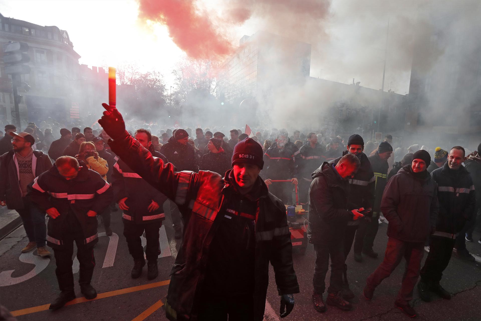 Protestas masivas en Francia contra la reforma de pensiones de Macron: "Queremos tener una buena jubilación" Protestas masivas en Francia contra la reforma de pensiones de Macron: "Queremos tener una buena jubilación"