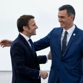 El presidente de Francia, Emmanuel Macron, y el del Gobierno español, Pedro Sánchez, se saludan.