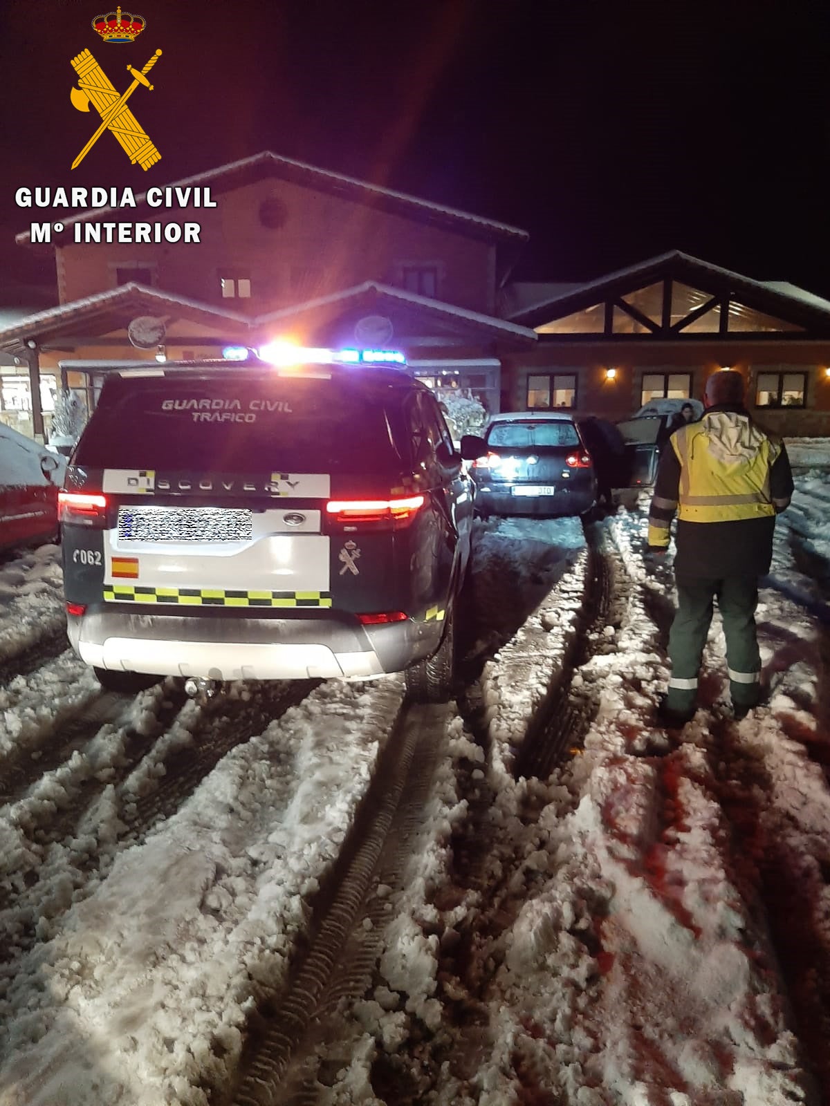 Rescatados 13 coches atrapados en la A-67 en Lantueno por la nieve Rescatados 13 coches atrapados en la A-67 en Lantueno por la nieve