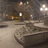 Imagen de la Plaza de Navarra con nieve a primera hora de la mañana.