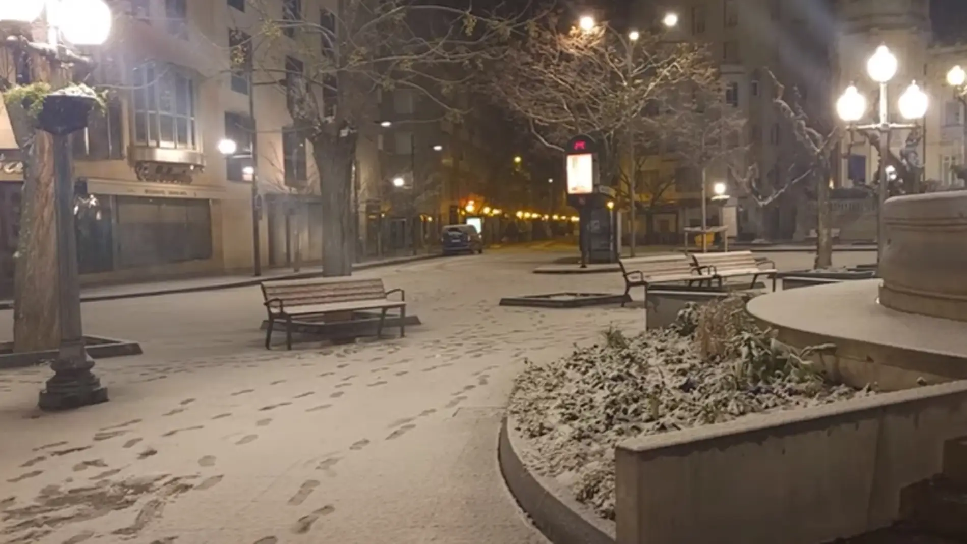 Imagen de la Plaza de Navarra con nieve a primera hora de la mañana.
