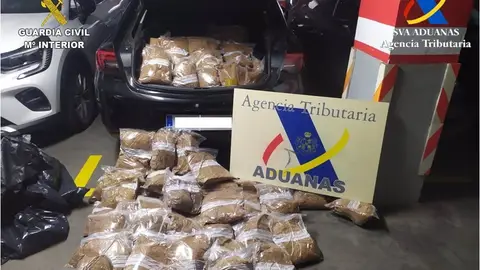 Detenidos dos portugueses tras interceptar un coche en Badajoz con 100 kilos de picadura de tabaco Detenidos dos portugueses tras interceptar un coche en Badajoz con 100 kilos de picadura de tabaco