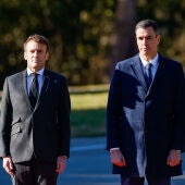 El presidente de Francia, Enmanuel Macron, junto al presidente del Gobierno de España, Pedro Sánchez