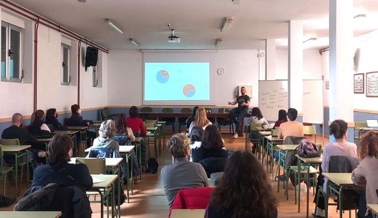 El IES La Albuera reanuda este mes el programa de actividades de la Escuela de Familias El IES La Albuera reanuda este mes el programa de actividades de la Escuela de Familias