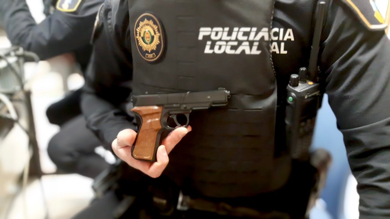 La Policía Local de Elche detiene a dos jóvenes por intentar atracar un comercio con un arma de mentira La Policía Local de Elche detiene a dos jóvenes por intentar atracar un comercio con un arma de mentira