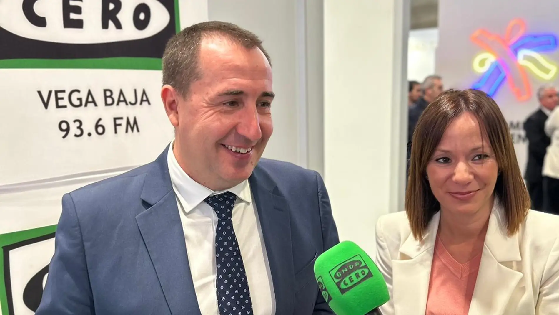 El alcalde de Cox Antonio Bernabeu y la concejal de Turismo Salud Lozano en fitur 2023 El alcalde de Cox Antonio Bernabeu y la concejal de Turismo Salud Lozano en fitur 2023