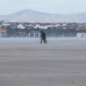 Dos hombres caminan por la playa, a 17 de enero de 2023, en Valencia - 