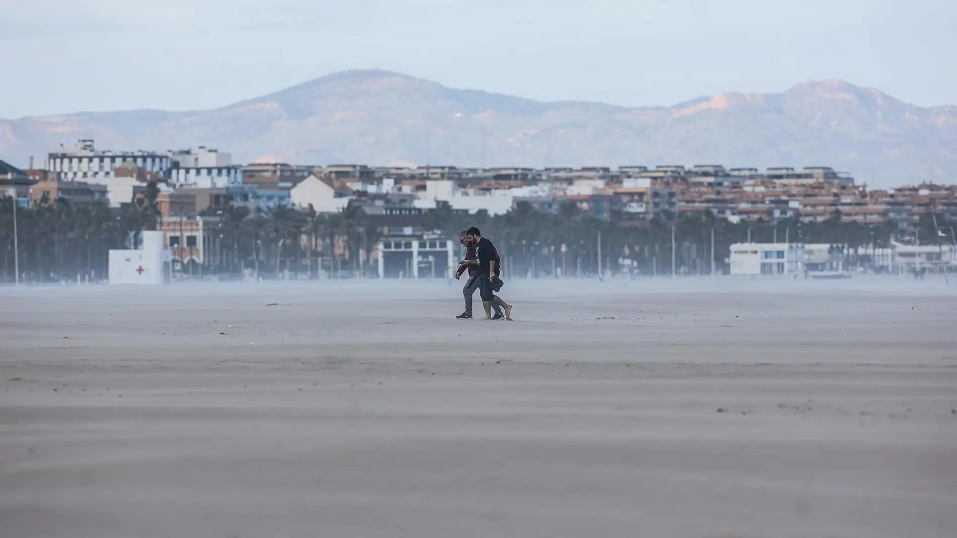 Dos hombres caminan por la playa, a 17 de enero de 2023, en Valencia - 