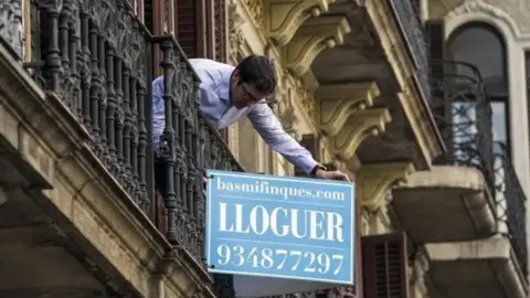Cada vegada és més difícil poder llogar un pis a Barcelona Cada vegada és més difícil poder llogar un pis a Barcelona