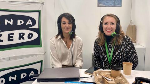 La presidenta del Consell de Formentera, Ana Juan, junto a la periodista Elka Dimitrova en Fitur 2023 en Madrid.