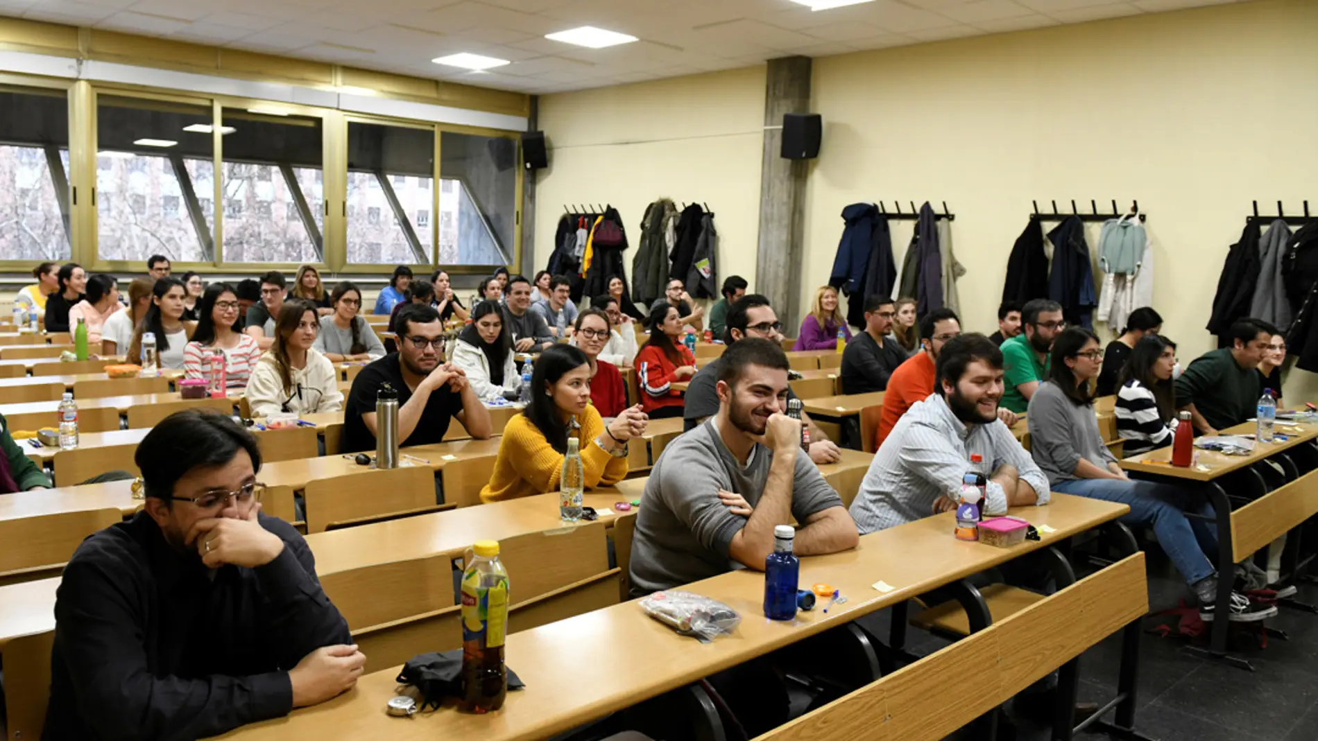 Estudiantes, antes del comienzo del examen para las plazas de Médico Interino residente (MIR) en la Facultad de Periodismo de la Universidad Complutense de Madrid