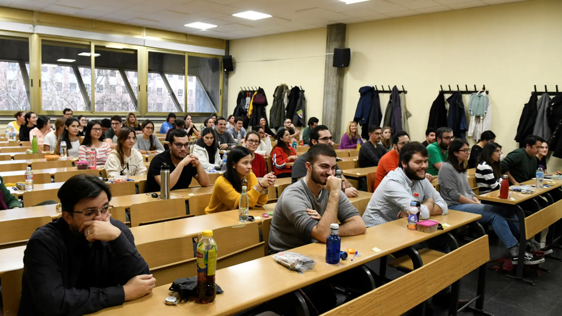 Estudiantes, antes del comienzo del examen para las plazas de Médico Interino residente (MIR) en la Facultad de Periodismo de la Universidad Complutense de Madrid
