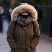 Una mujer abrigada por el frío